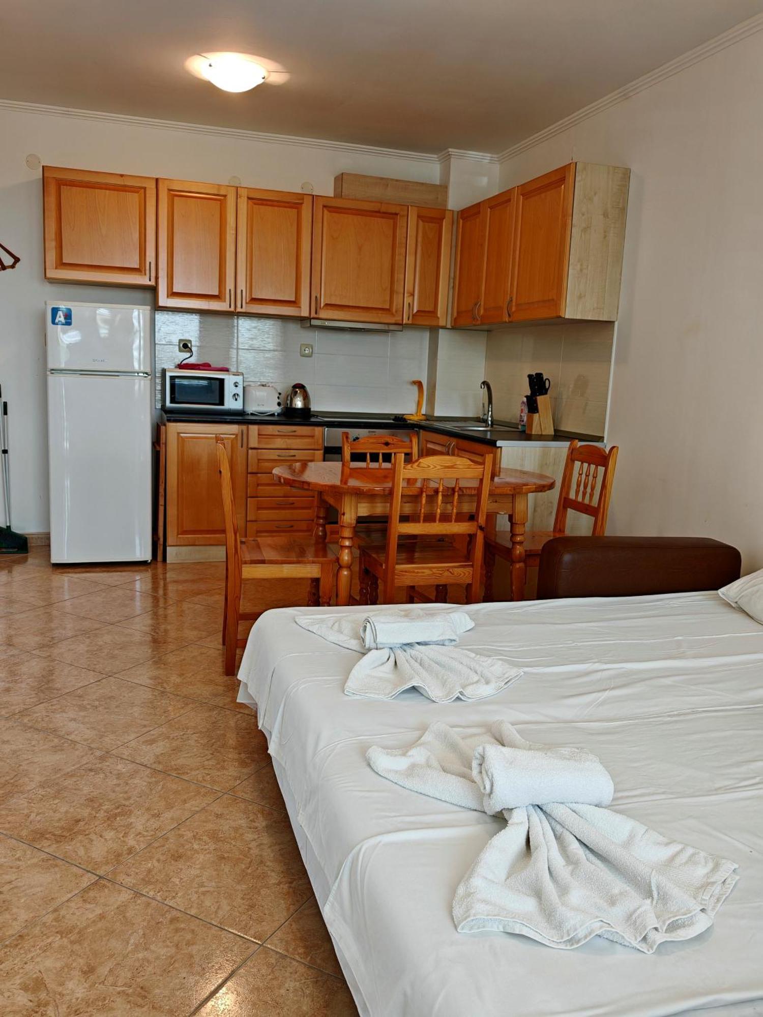 Marina Delfin Apartments - Top Location & Pet Friendly Sveti Vlas Exterior photo